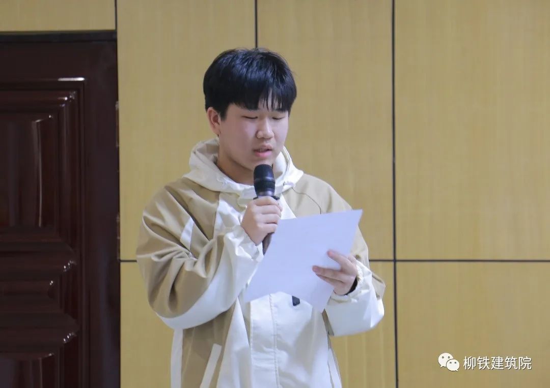 建筑技术学院学生代表发言.jpg