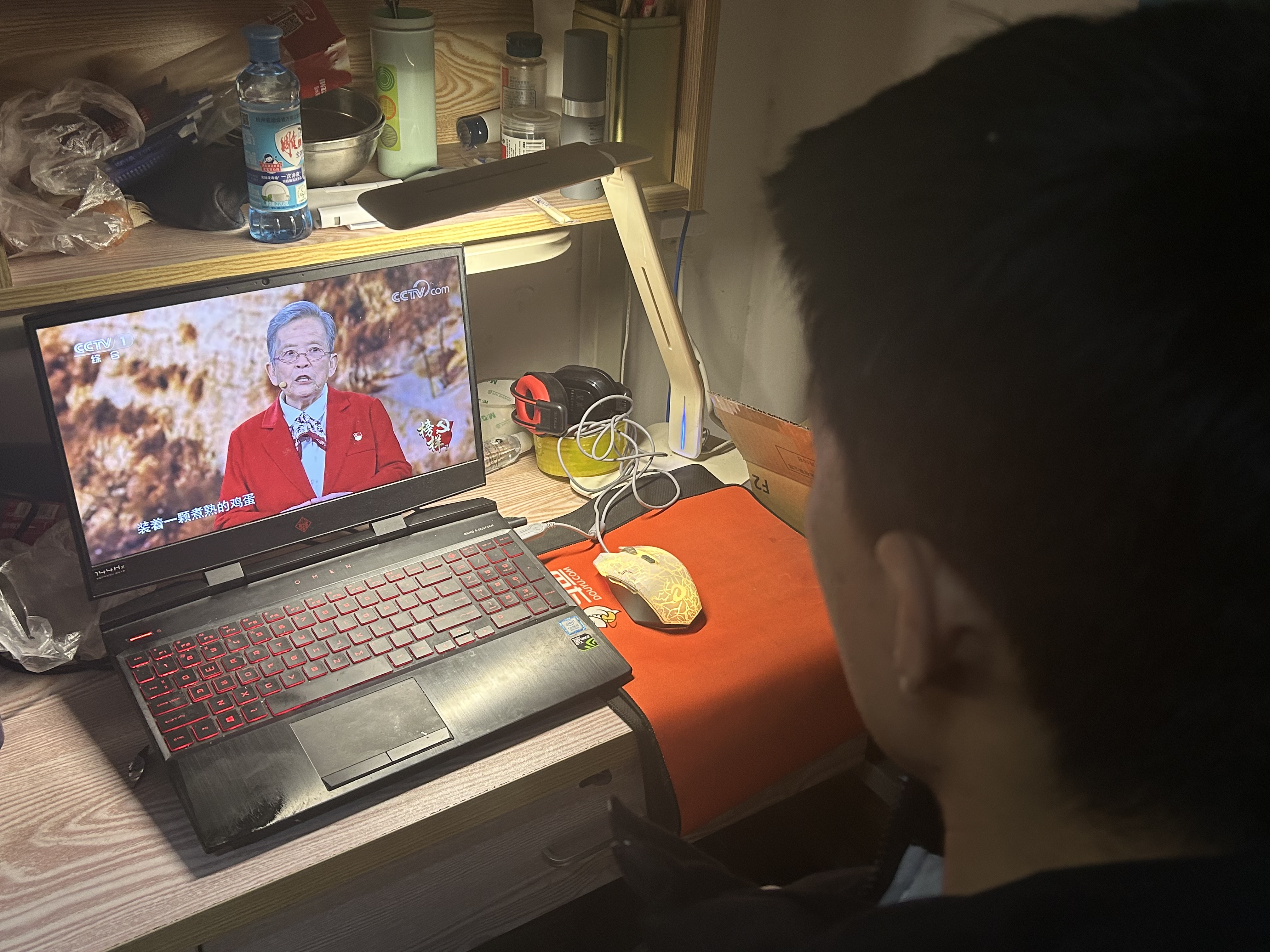02学生第一党支部积极收看学习《榜样7》