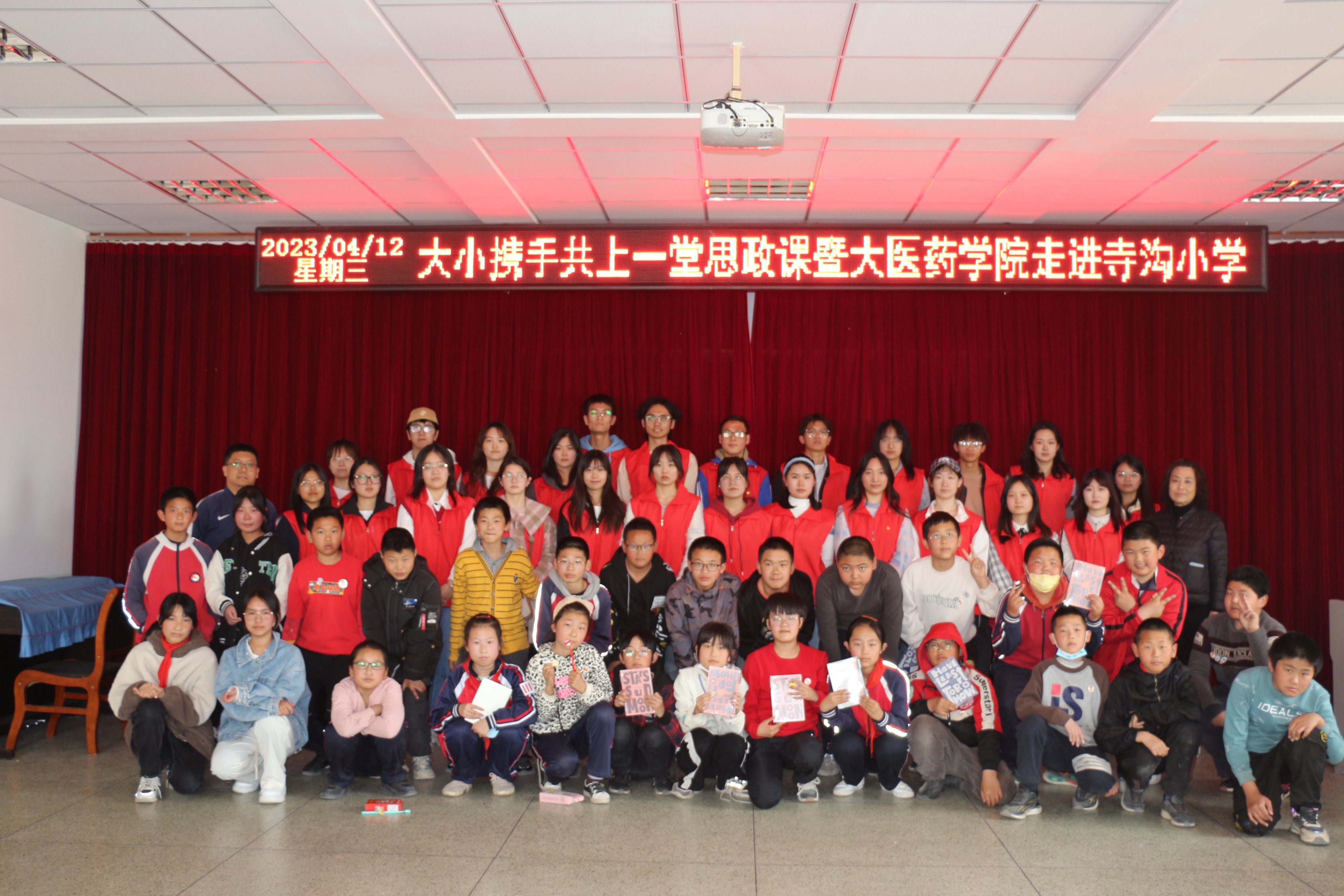 合影.jpg 合影.jpg