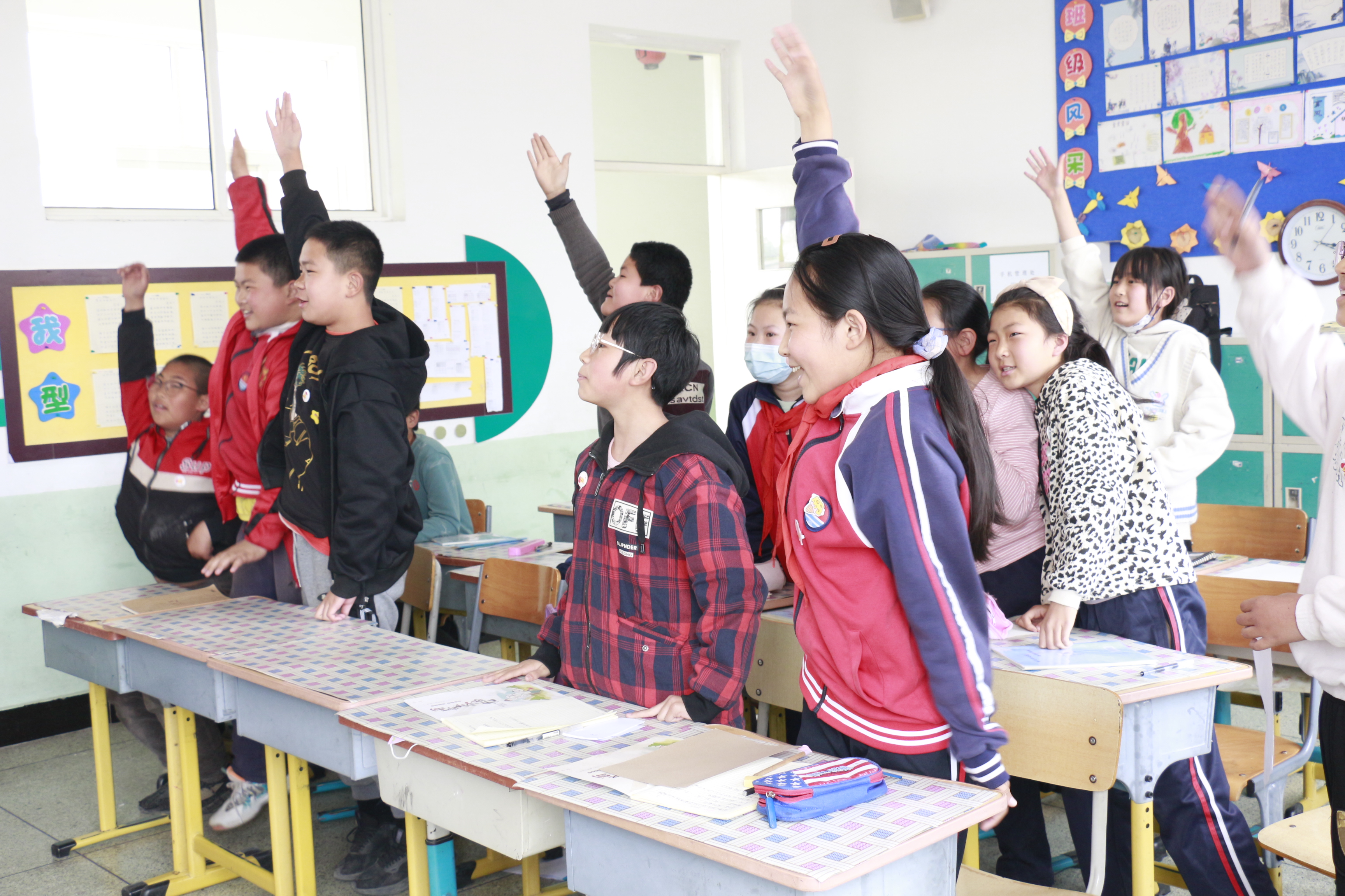 踊跃的孩子们.jpg 踊跃的孩子们.jpg