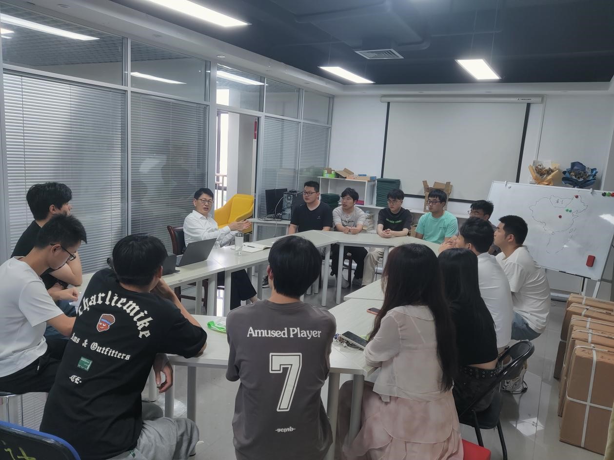 毕业生座谈会1.jpg 毕业生座谈会1.jpg