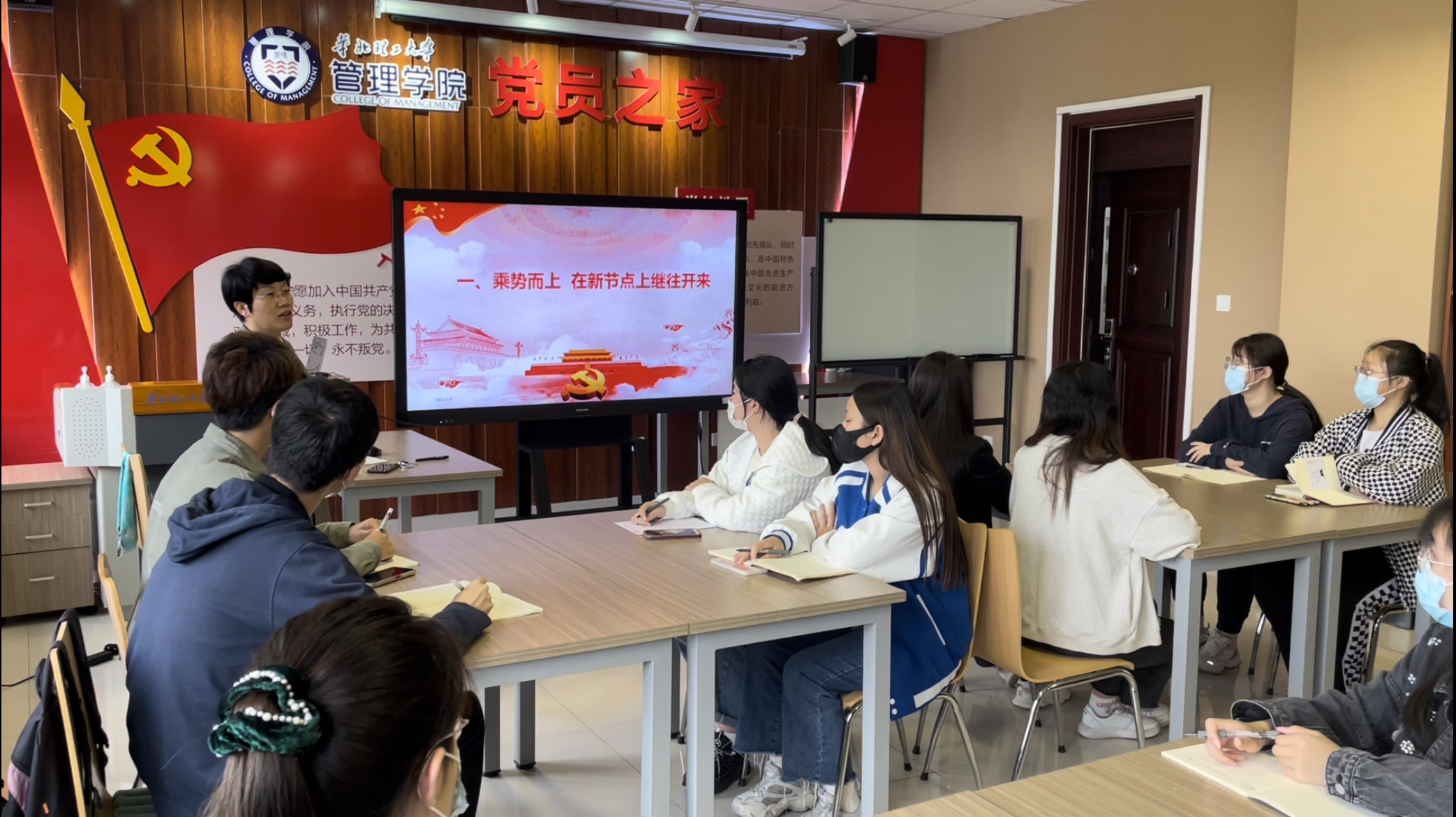 图2：赵艳霞老师进行二十大班级宣讲.png