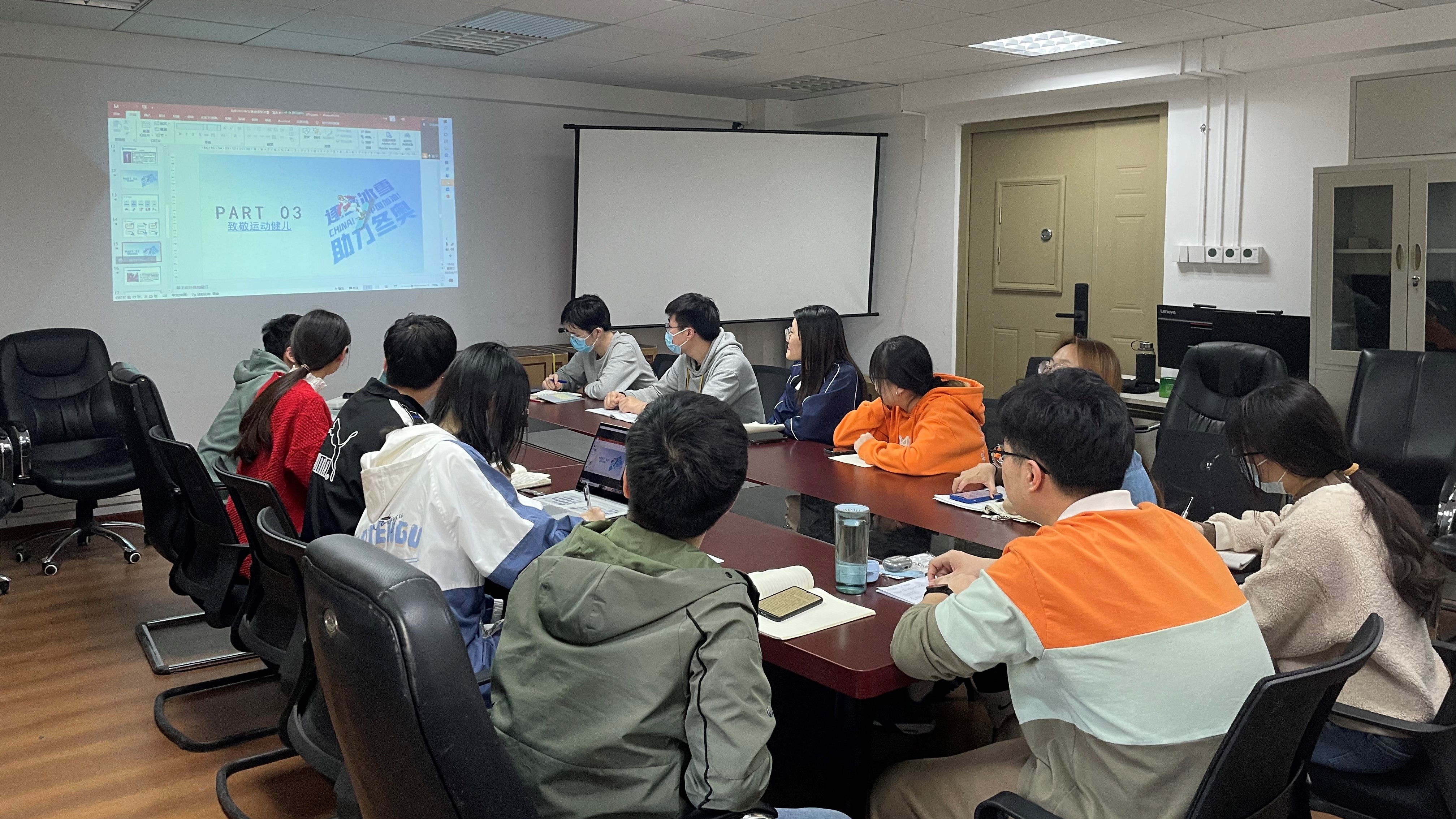 汇报人李鑫楠带领大家认识、熟悉并致敬冬奥健儿.jpg 汇报人李鑫楠带领大家认识、熟悉并致敬冬奥健儿.jpg