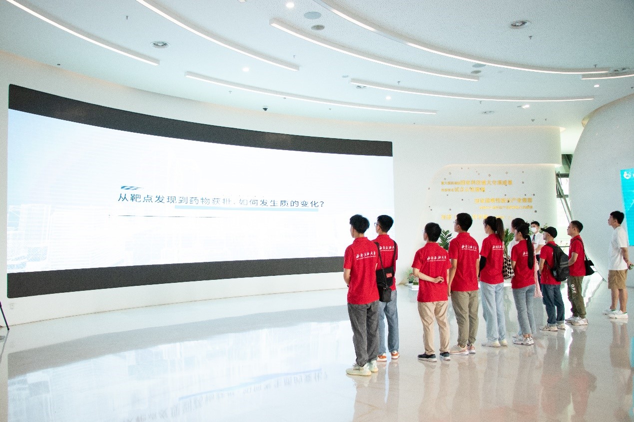 图为实践队员观看成都天府国际生物城展片。.jpg 图为实践队员观看成都天府国际生物城展片。.jpg