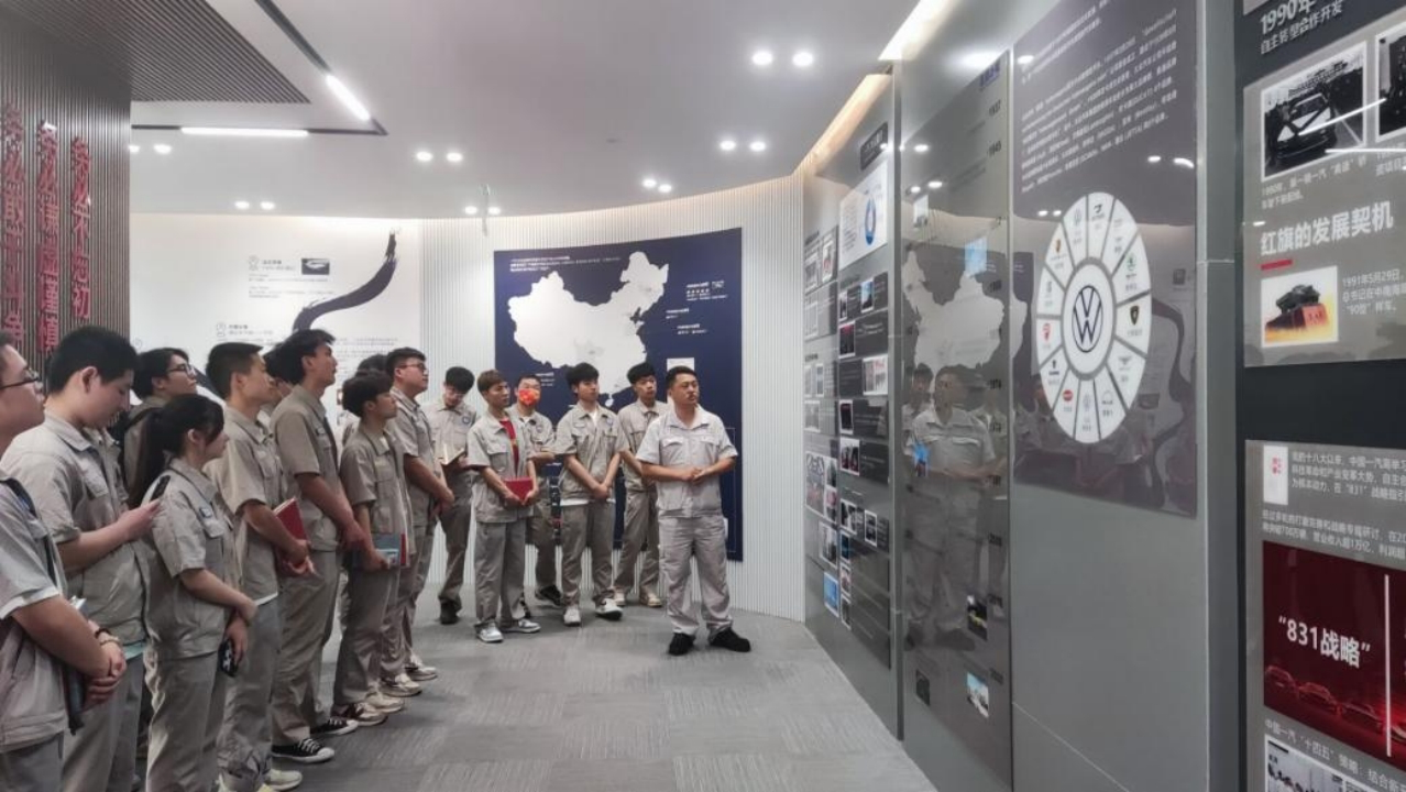 党员发展对象参观一汽-大众捷达体验中心.png
