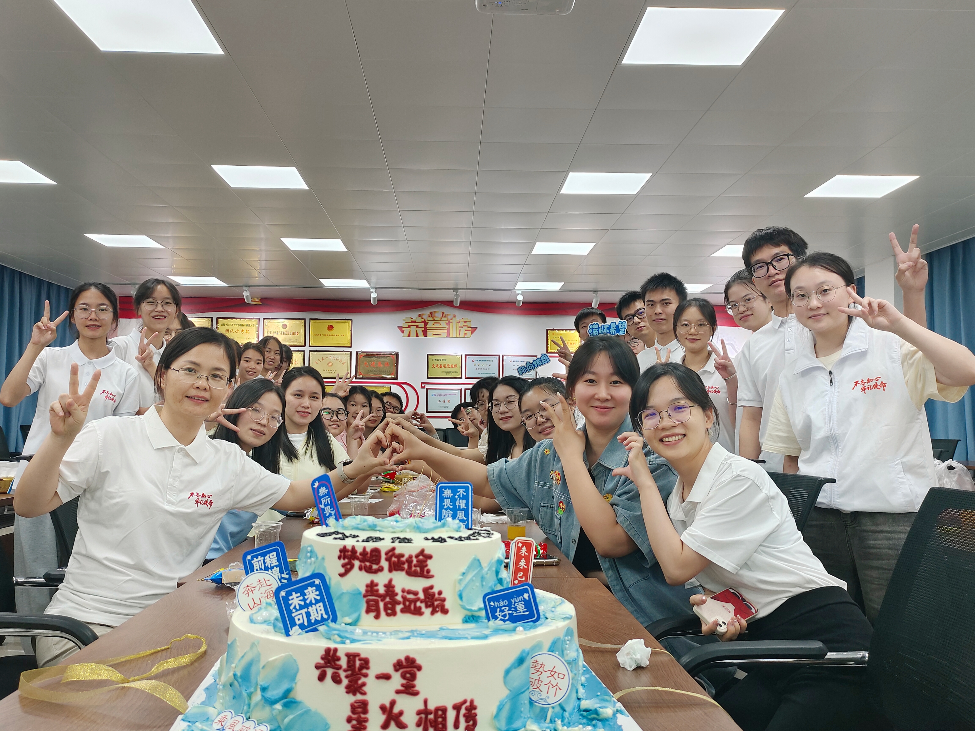 16欢送毕业生党员主题党日活动.jpg