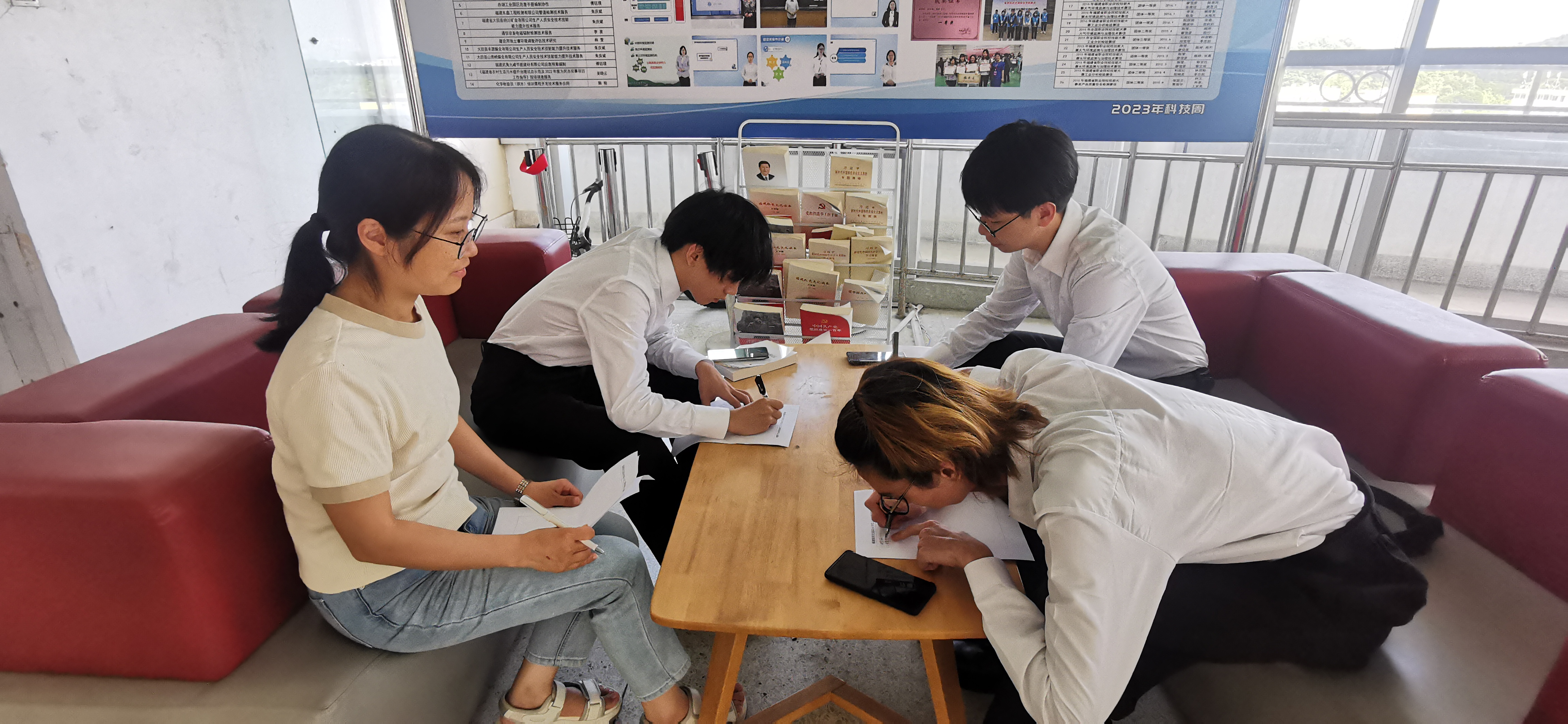 支部深入“一站式”学生社区收集“学生心愿单”.jpg