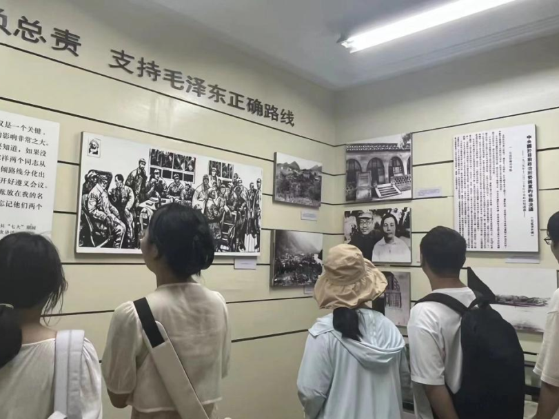 实践团成员听志愿者的讲解.png 实践团成员听志愿者的讲解.png