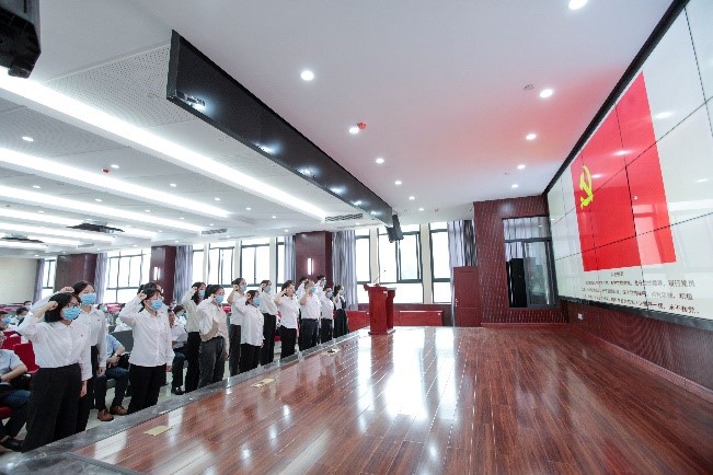 图1 新党员入党宣誓仪式.jpg