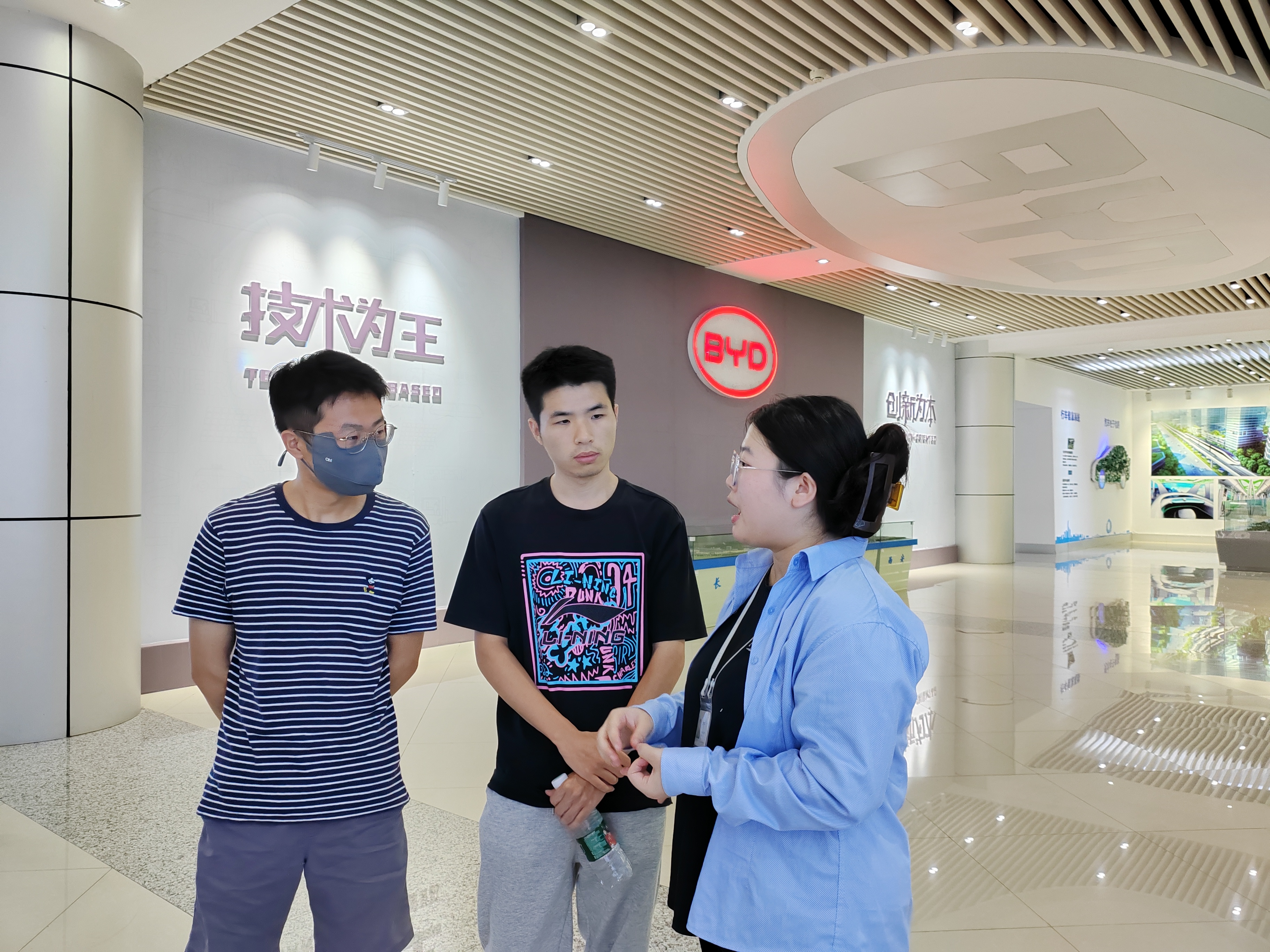 7-青年学生与企业招聘人员深入了解岗位需求.jpg