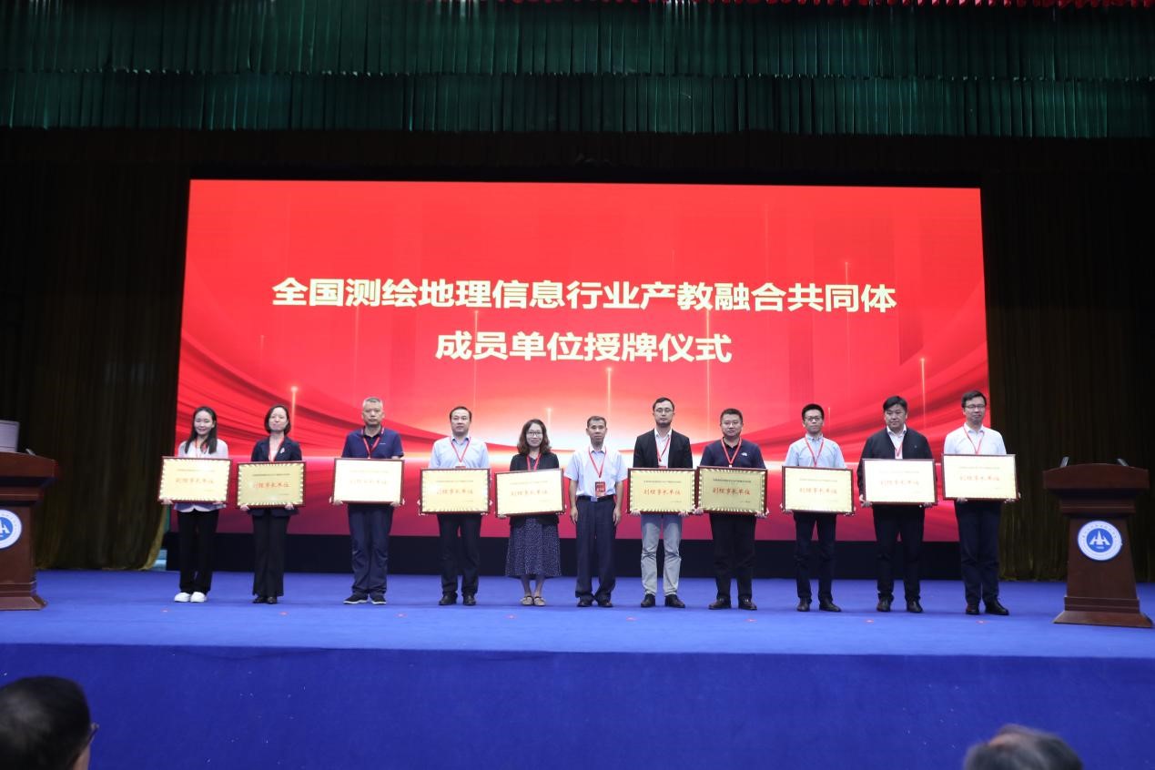图13.副理事长单位代表授牌.jpg