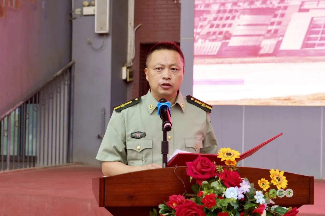 党委委员李业华主持大会.jpg
