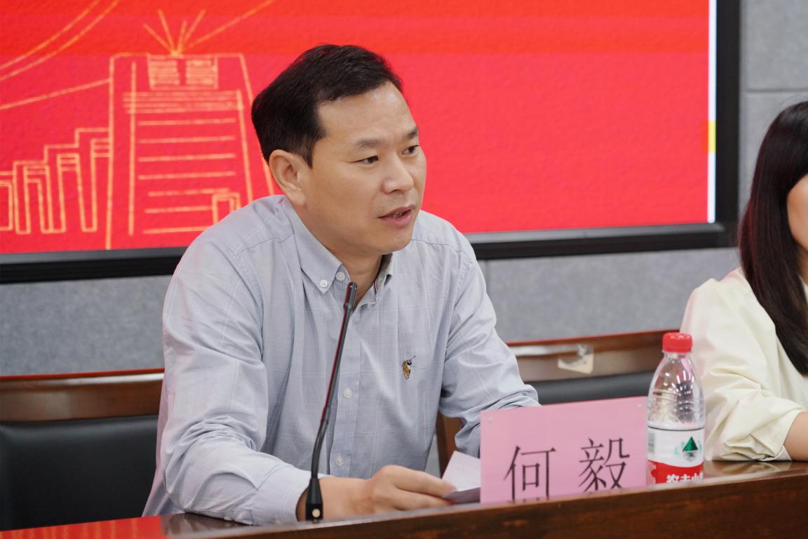 何书记.jpg