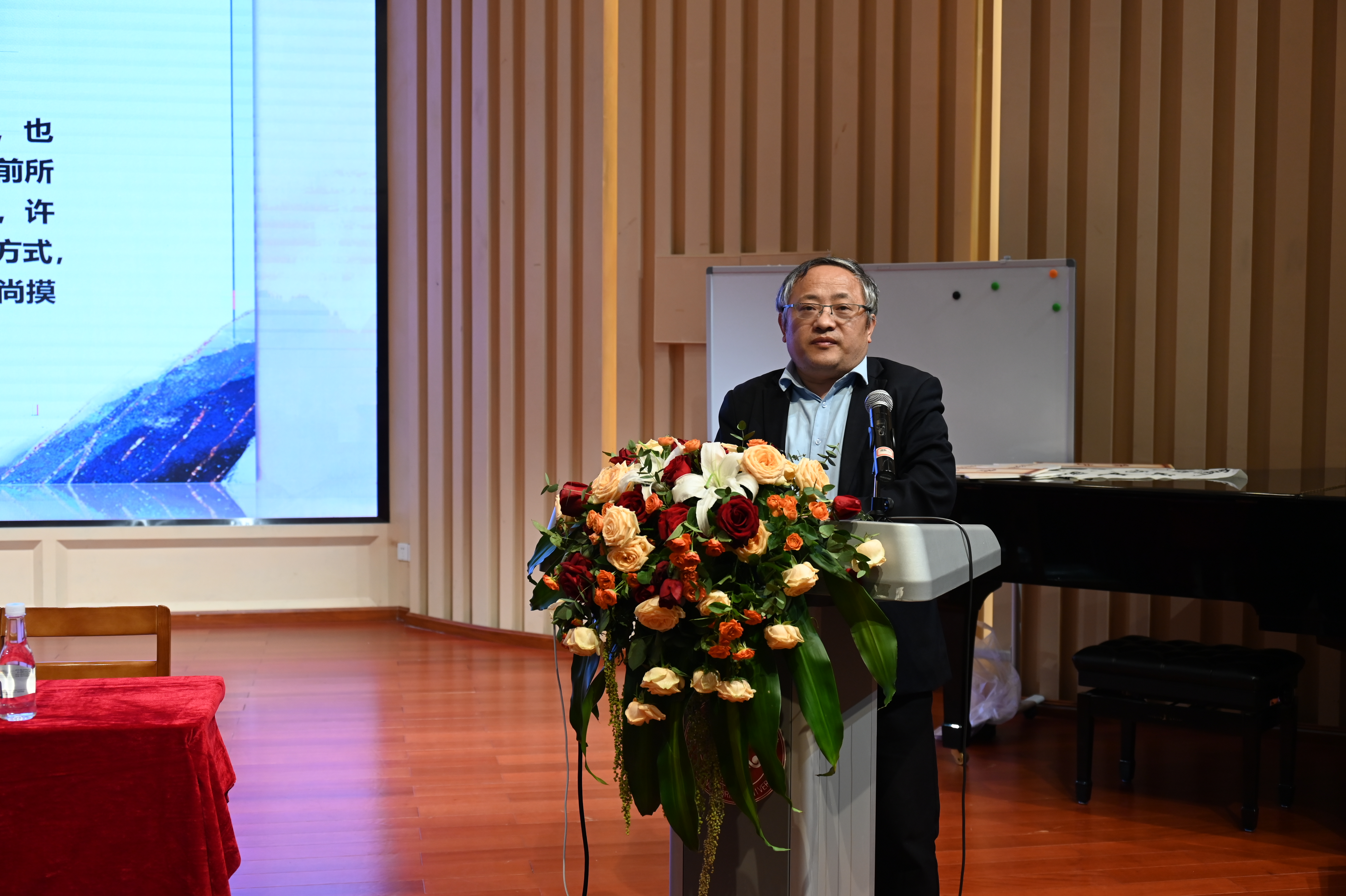 3 北京师范大学马克思主义学院副教授、大中小学德育一体化国家教材建设重点研究基地负责人李晓东作研讨交流.JPG