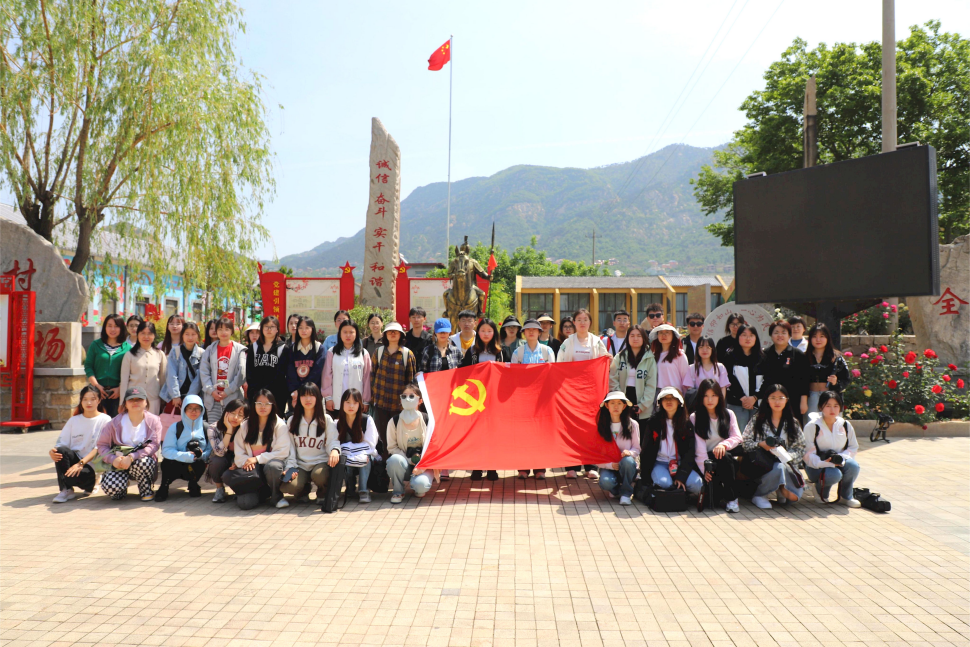 《新闻调查》课程在长清区马套村采访.jpg 《新闻调查》课程在长清区马套村采访.jpg