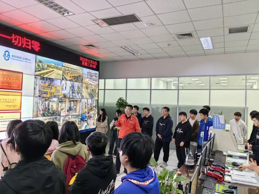 学生参观企业中控室.jpg