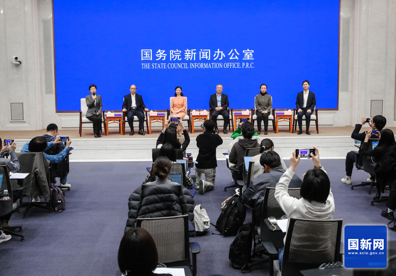 ▲中国援外医疗队群体代表与中外记者见面交流(图源:国新网).png ▲中国援外医疗队群体代表与中外记者见面交流(图源:国新网).png