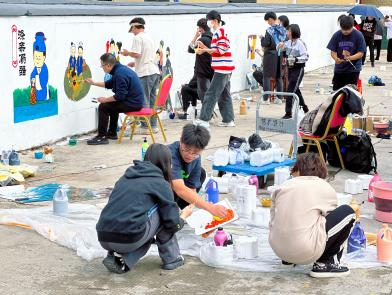 师生绘制墙绘现场