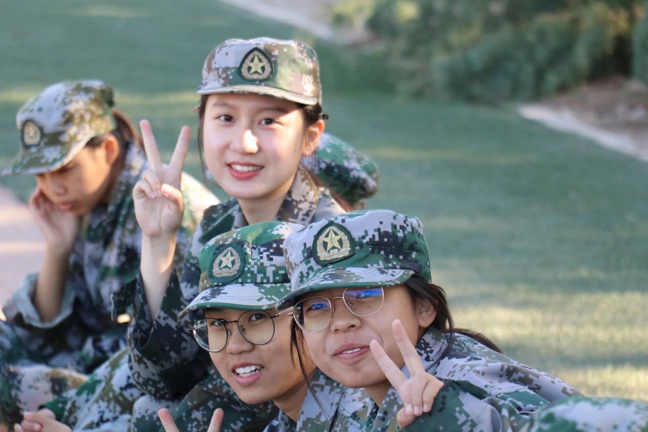 郑婉怡与高一新生们.jpg