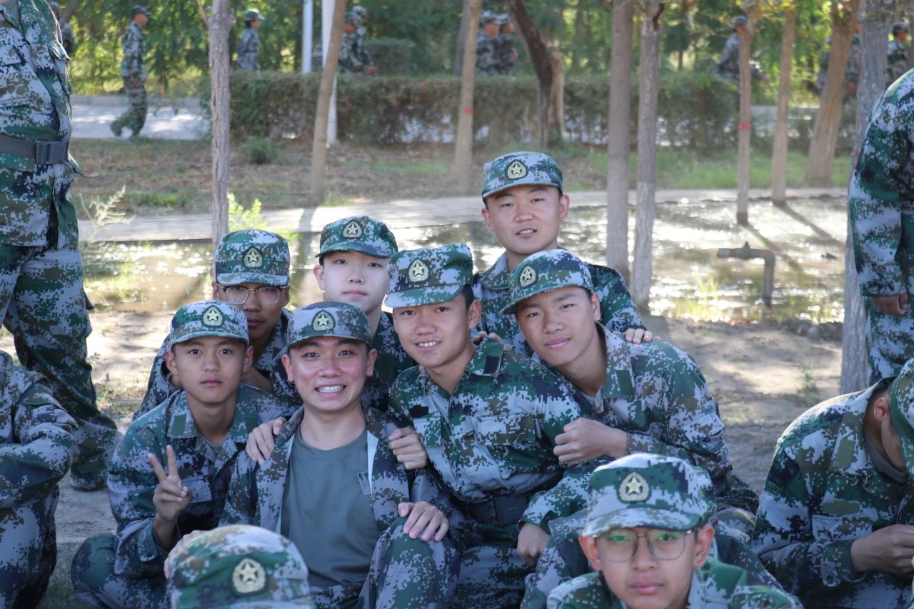 曾泳泽与高一新生们.jpg