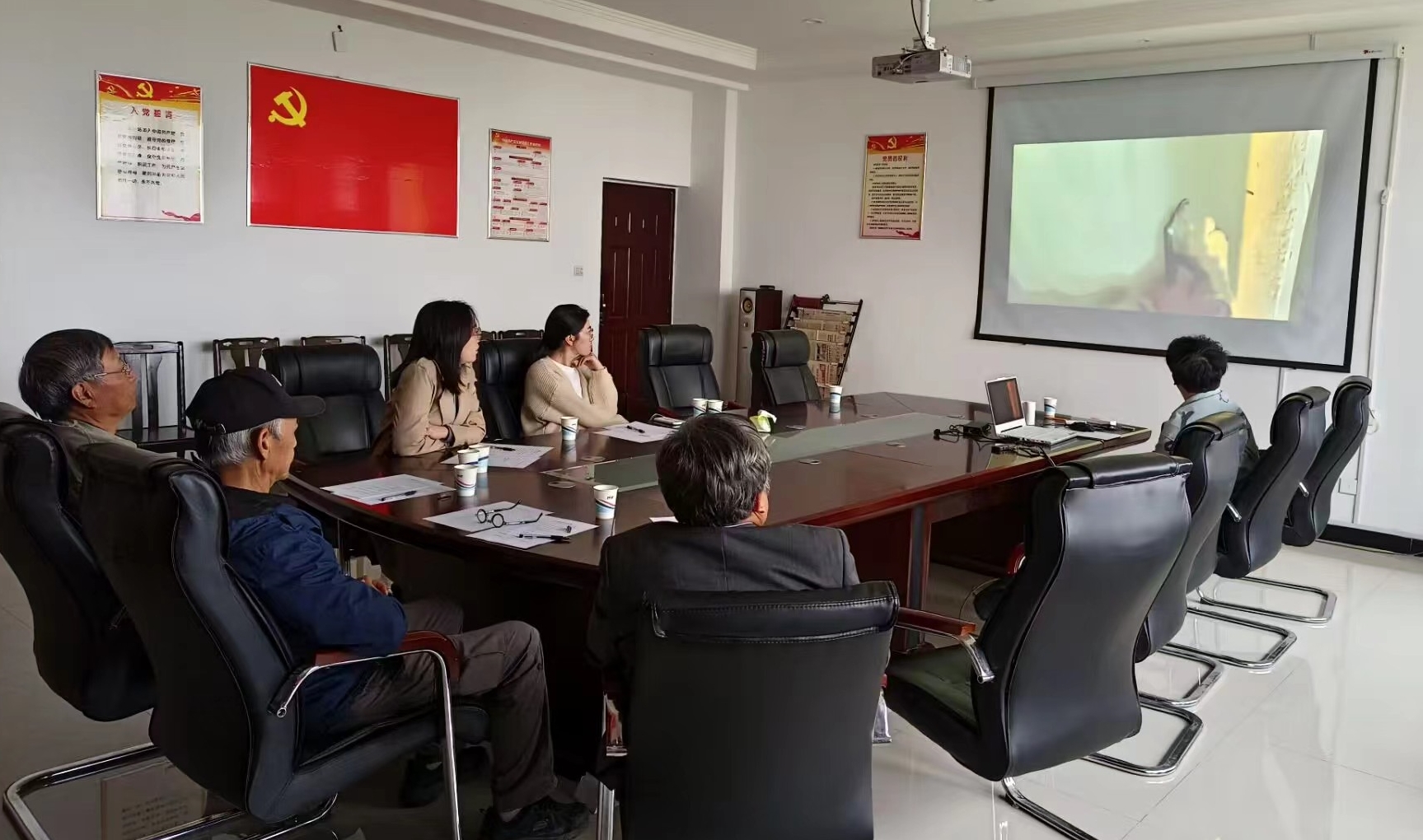 评委集中观看参赛作品.jpg 评委集中观看参赛作品.jpg