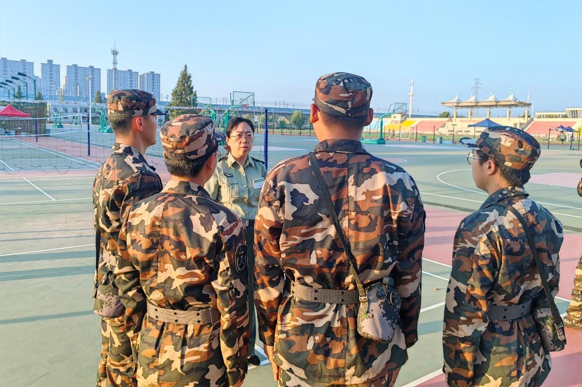 学院党委副书记张晓琳现场慰问军训新生.bmp
