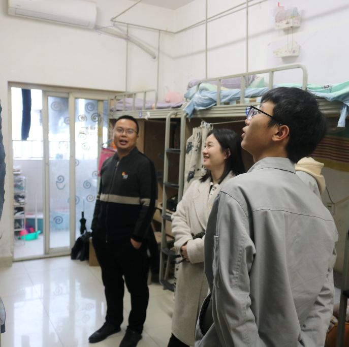胡登洲询问学生生活情况.png