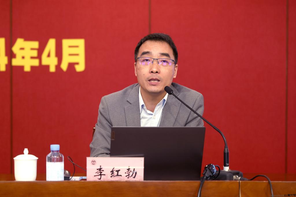 李红勃做辅导报告.jpg