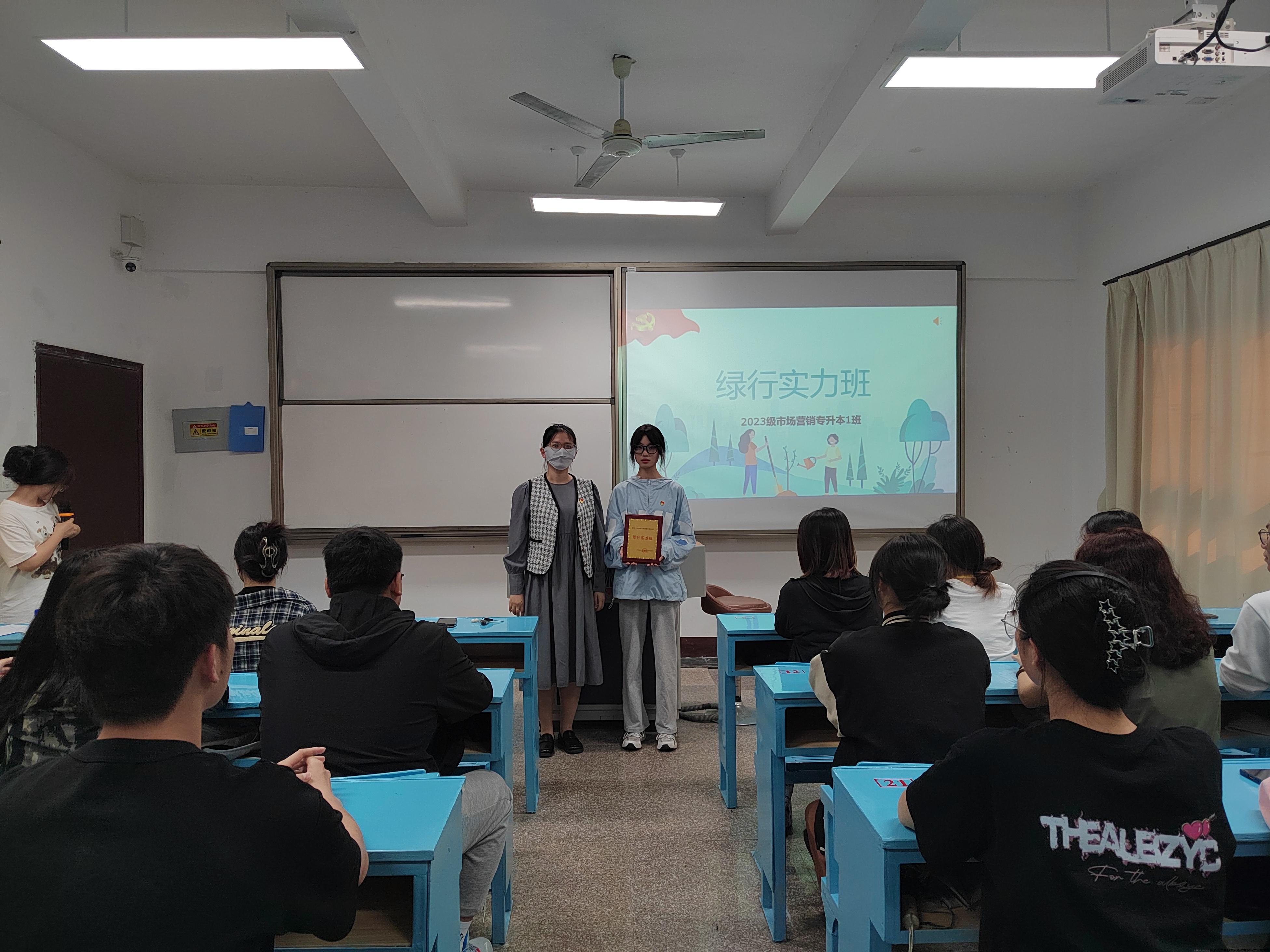 班级领奖.jpg 班级领奖.jpg