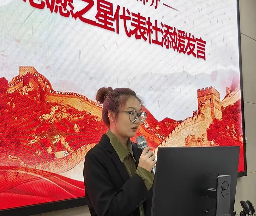 杜添媛作为优秀志愿者代表进行事迹分享.jpeg