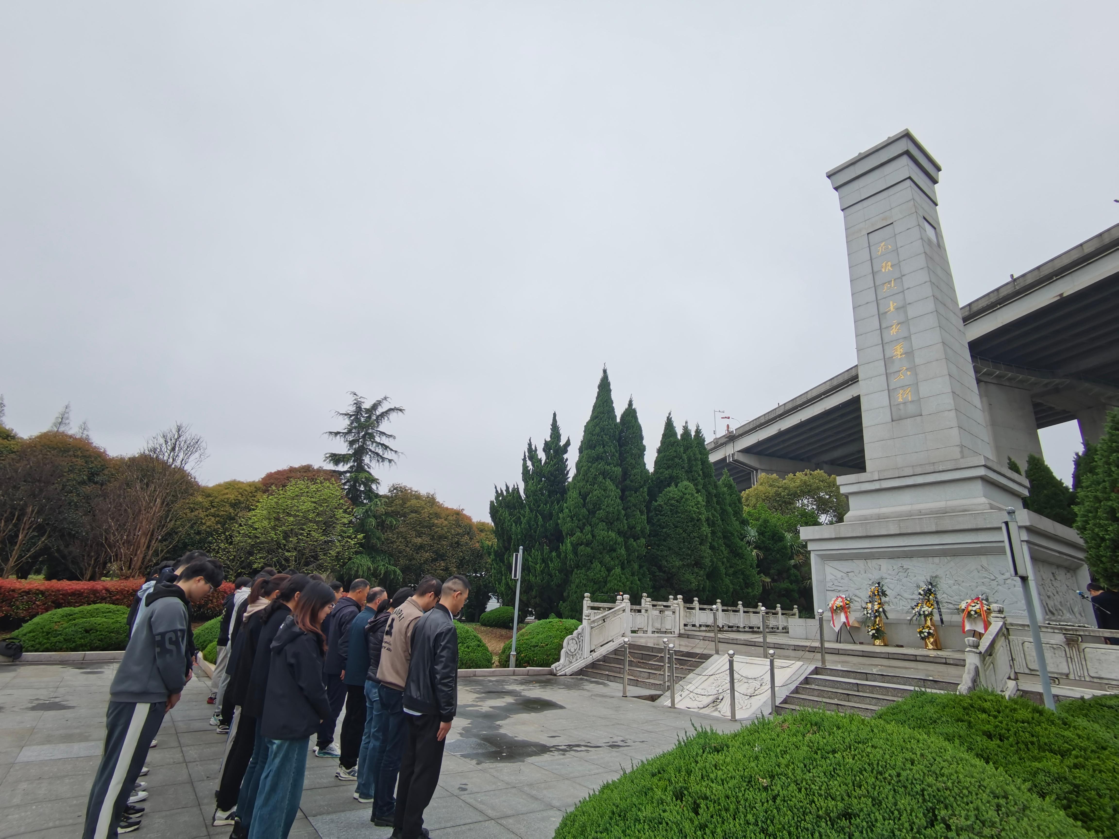 1.扫墓.jpg