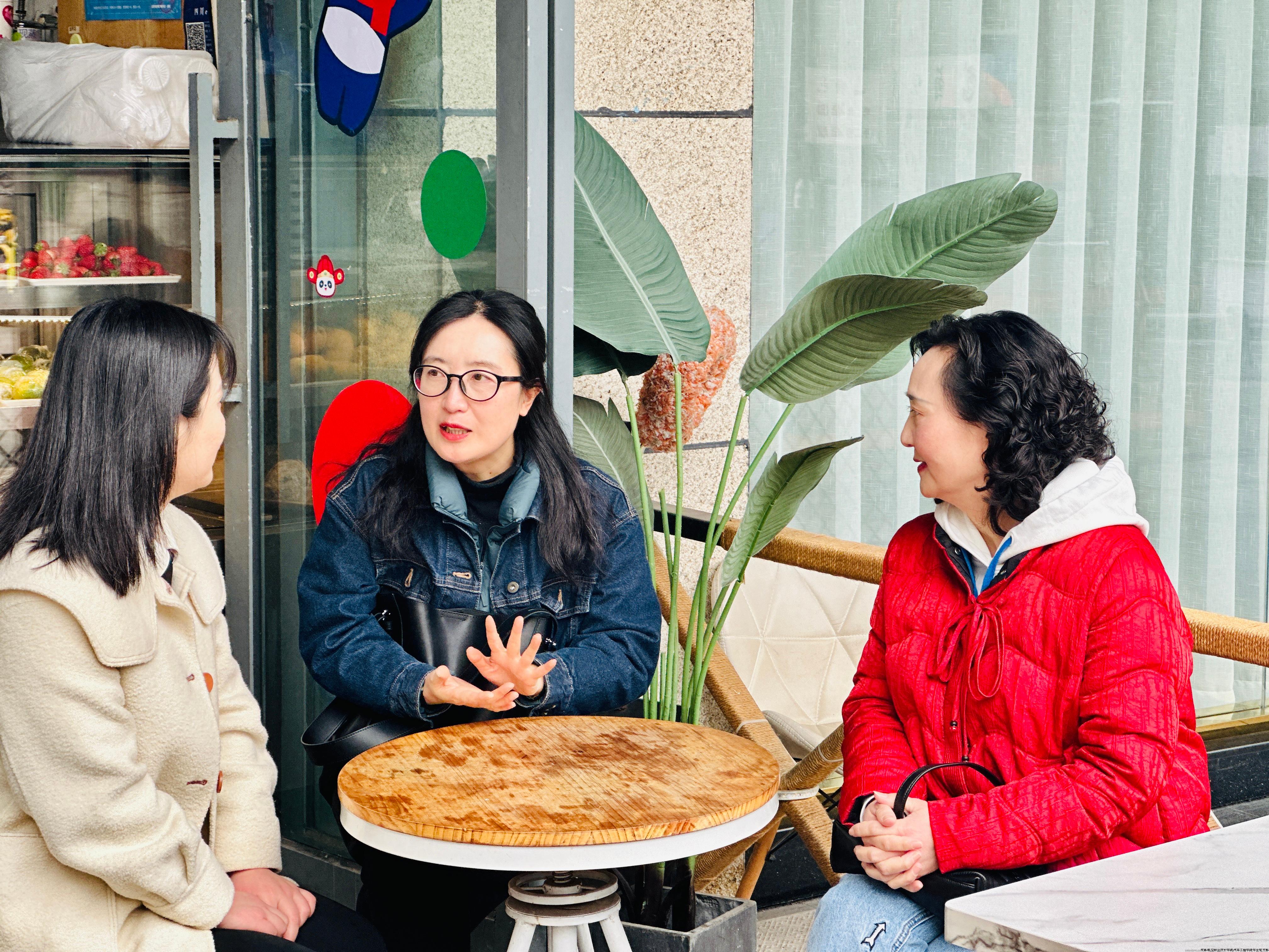 陈佳、刘巧燕与范洁老师亲切交谈.jpg