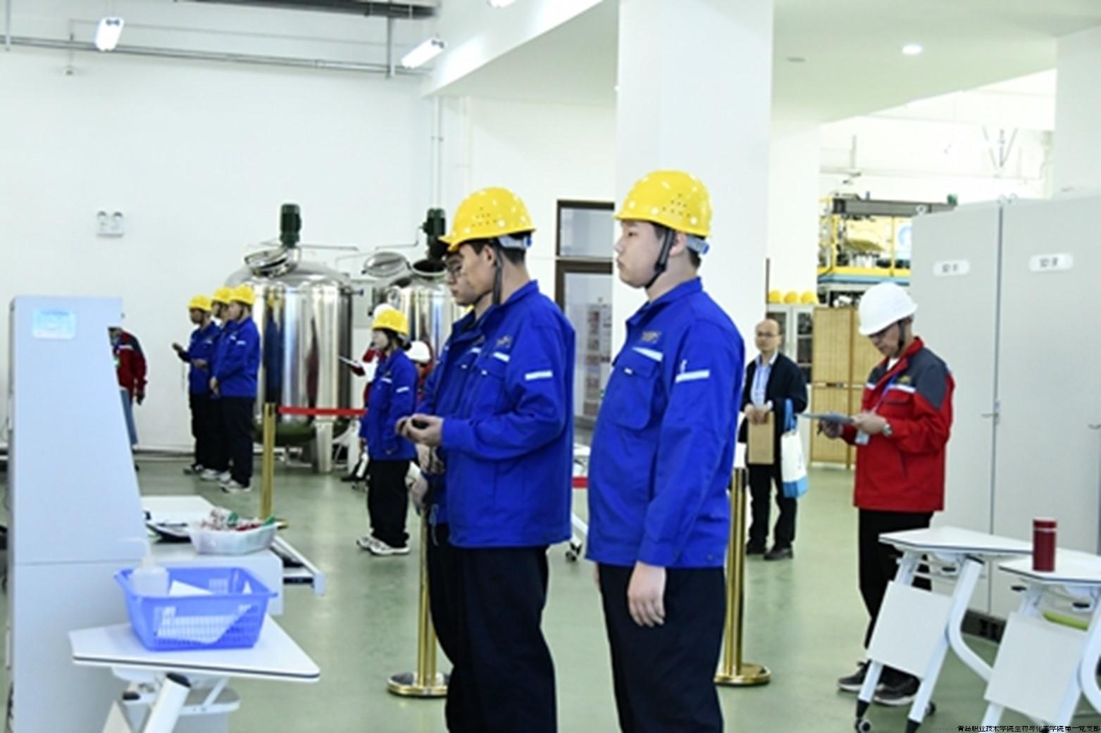 精馏考核现场.jpg 精馏考核现场.jpg