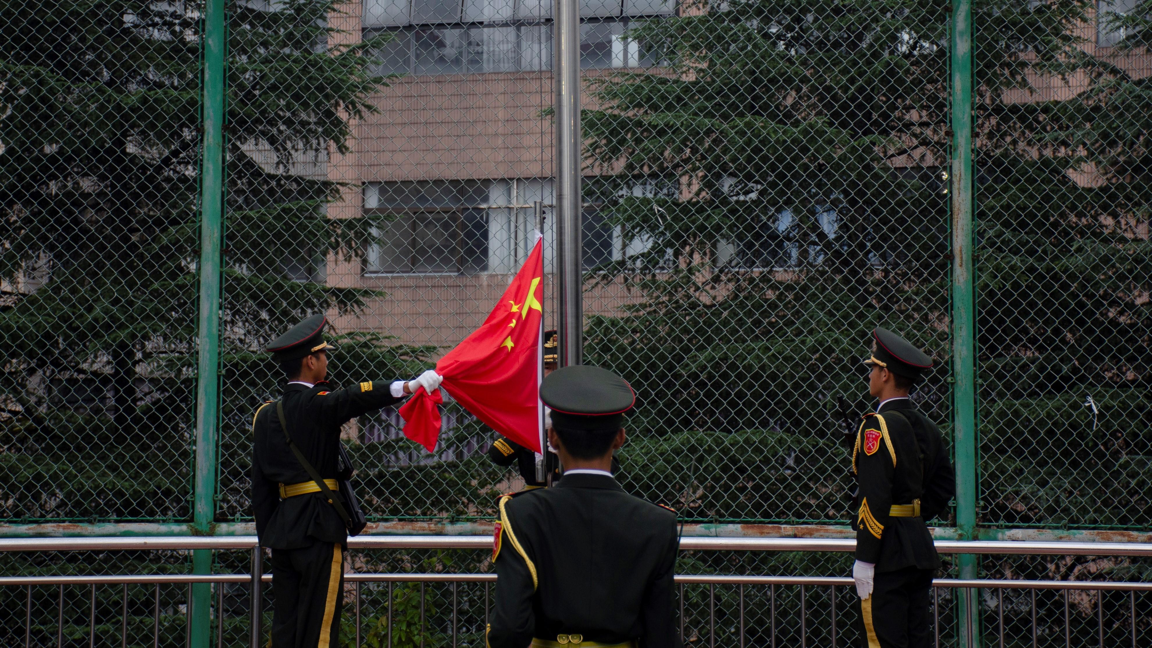 图1：升国旗.jpg