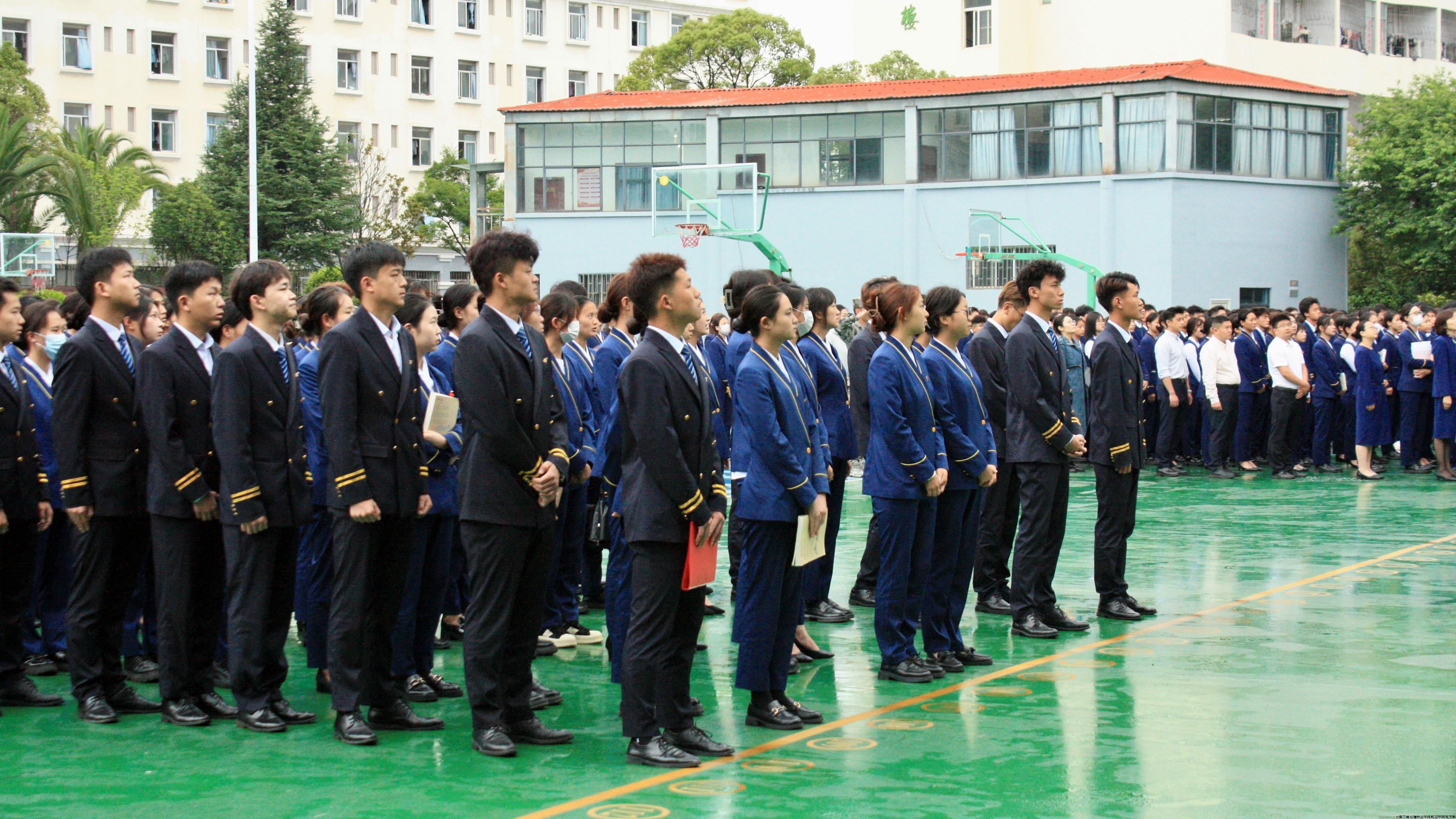 图2：师生参加升旗仪式.jpg