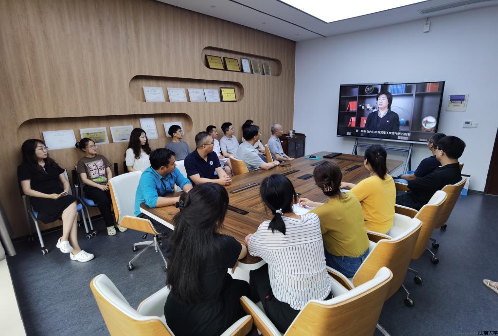 师生党员认真观看示范微党课（一）.jpg