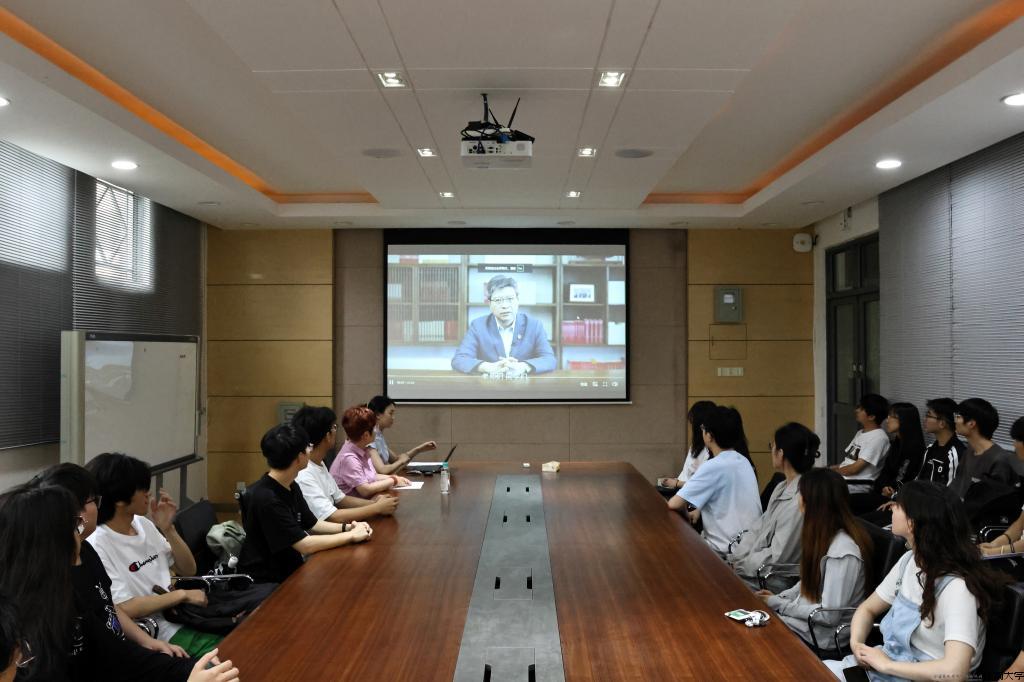 师生党员认真观看示范微党课（二）.jpg