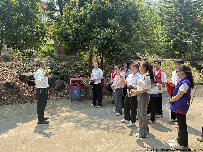 纪念园老党员讲解母瑞山革命英雄故事.png