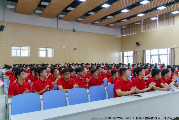 党课现场.jpg 党课现场.jpg