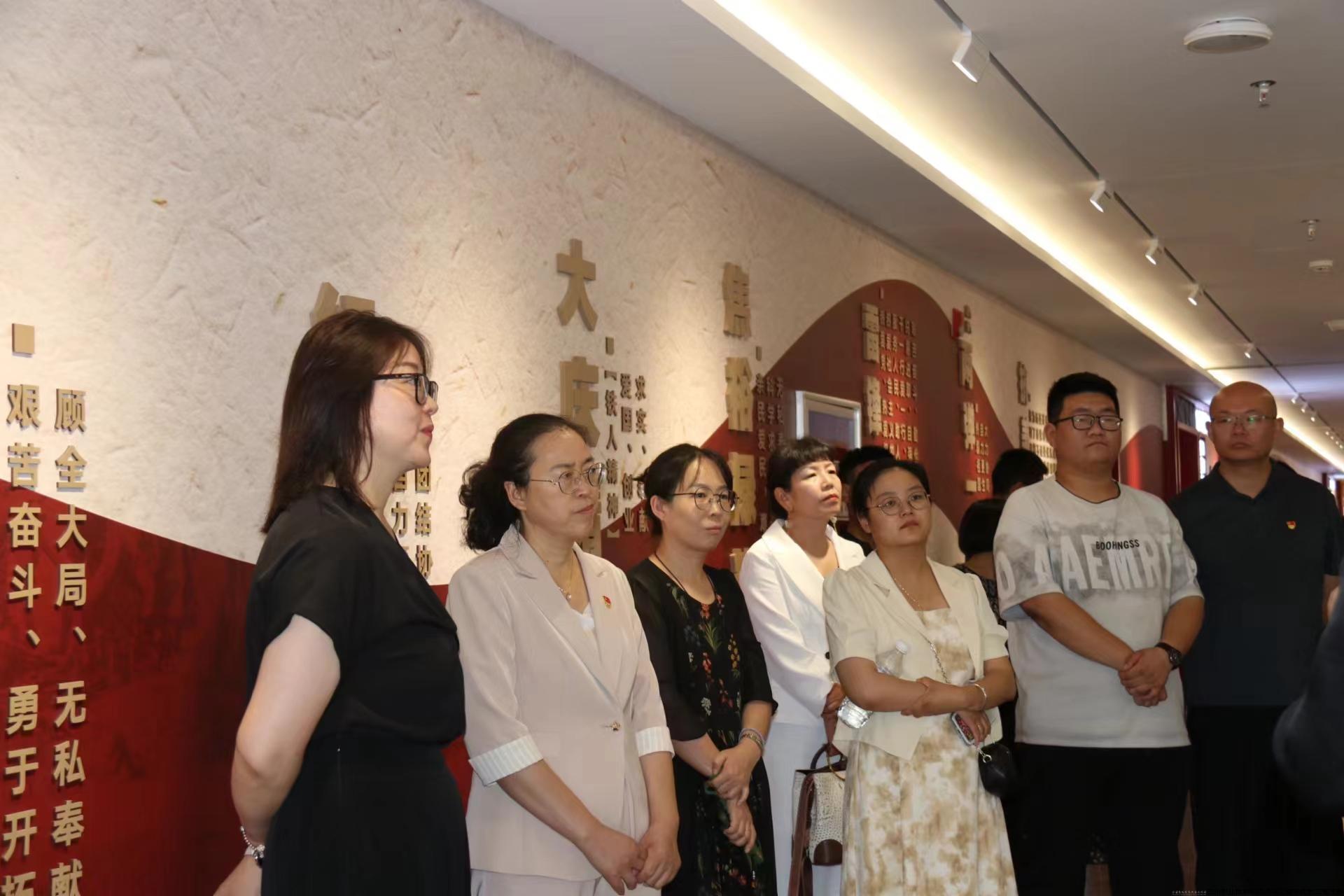 参观了兰州资源环境职业技术大学思政教育教学实践中心。在兰州战役窦家山战斗纪念广场，全体党员重温入党誓词，倾听兰州战役窦家山战斗故事，共同缅怀英烈功绩。