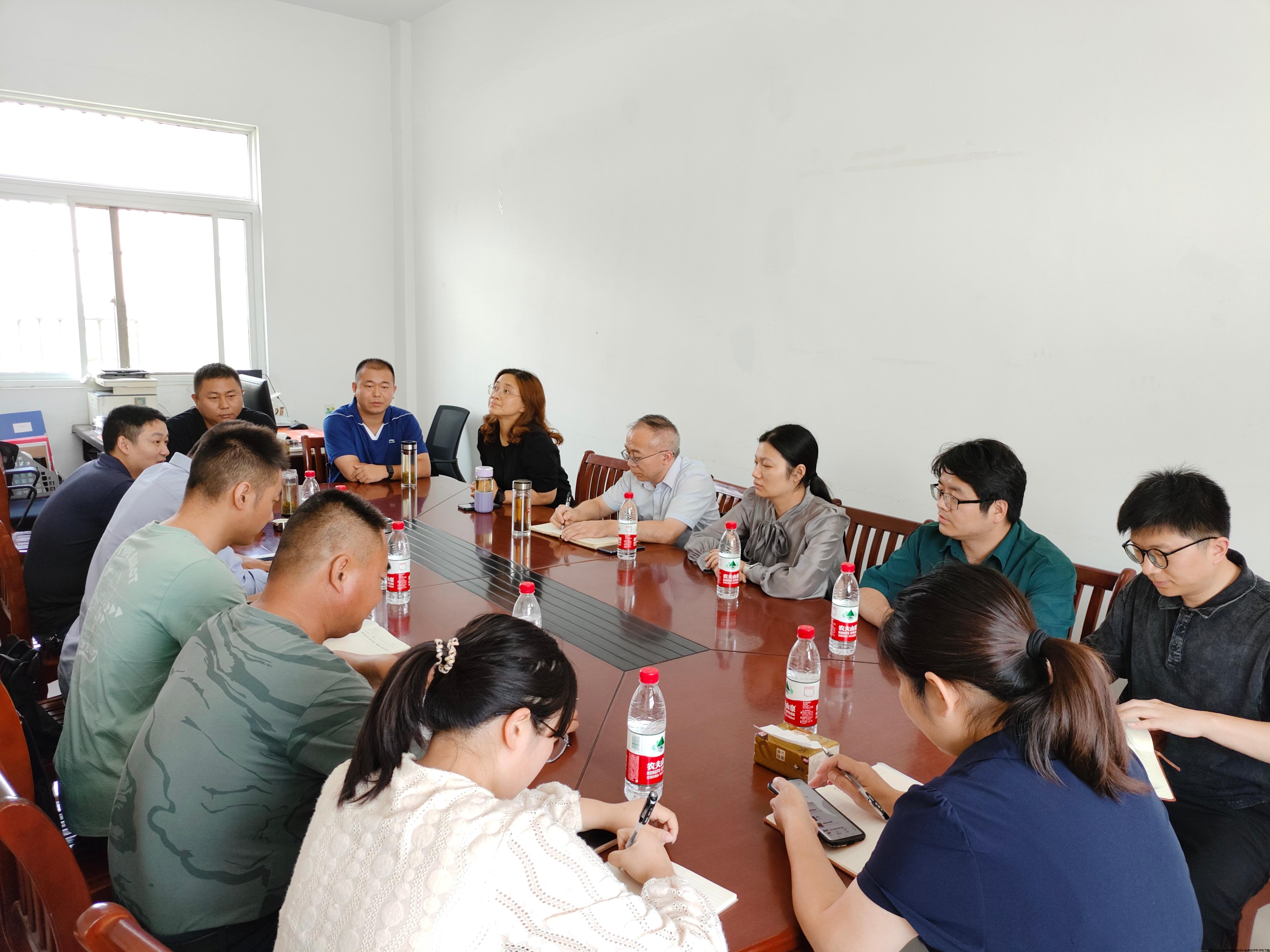 驻村座谈会.jpg