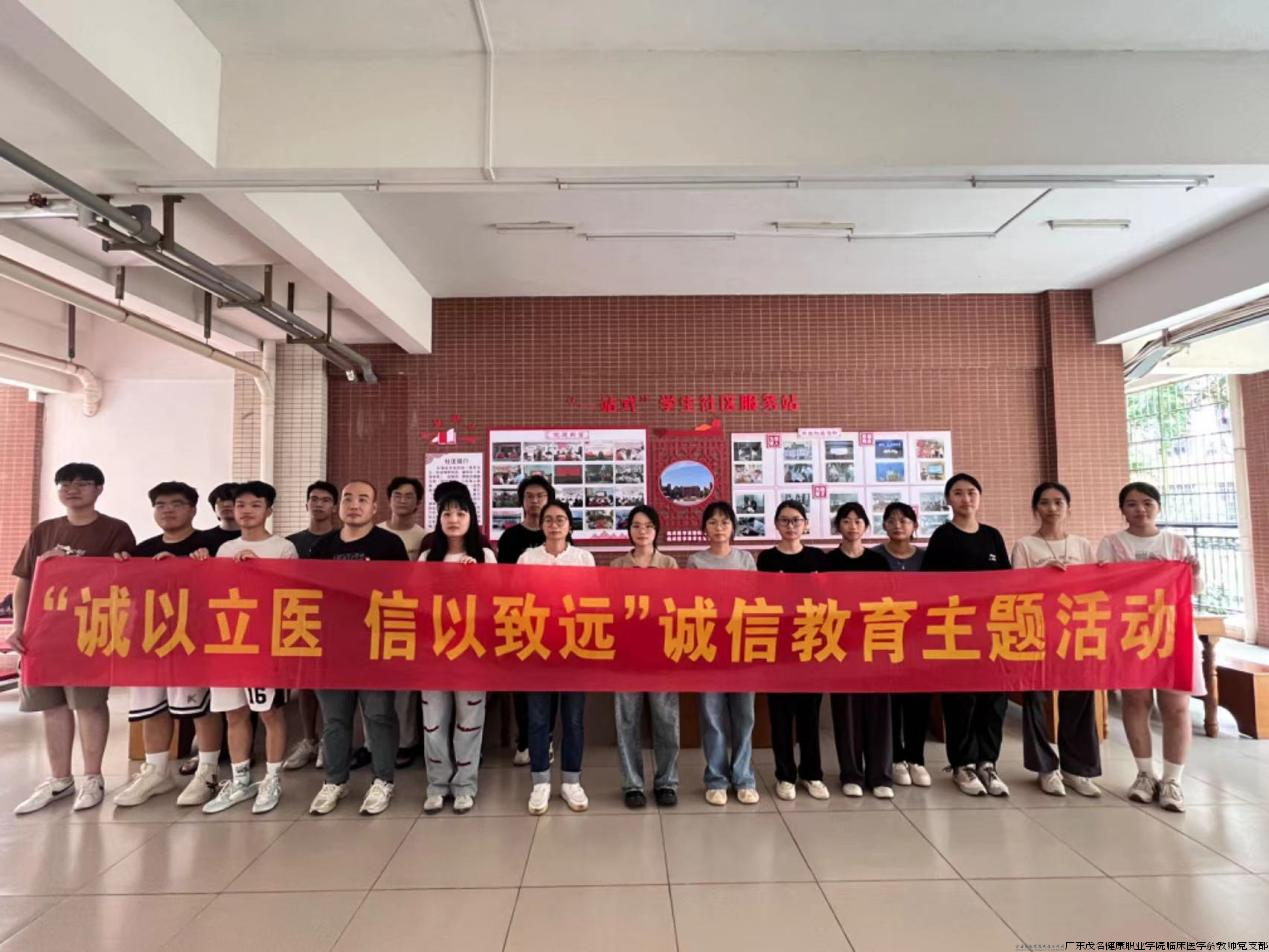 活动现场老师与参与活动同学合影留念.png