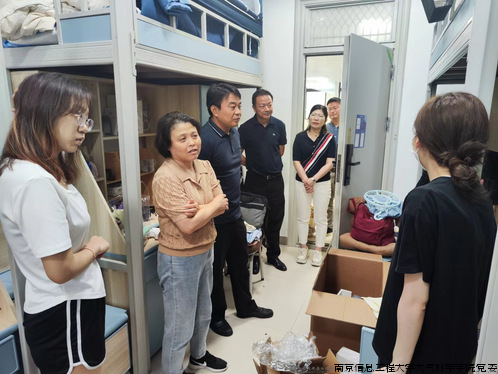 学院领导走访园区学生宿舍.png
