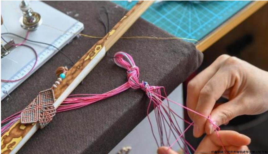 队员在体验编绳.png 队员在体验编绳.png