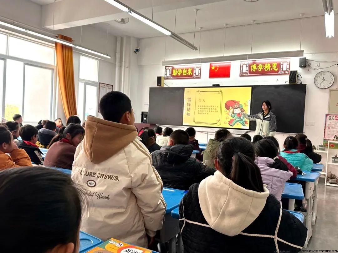 凉山雷波城关分团武晶在雷波城关小学开展“学雷锋”主题微课并组织学生交流学习感悟