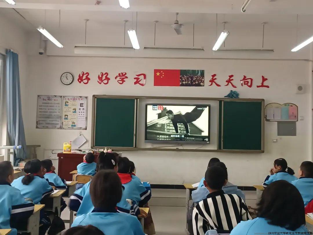 新疆墨玉分团刘颖清在墨玉县咯拉喀什镇一贯制学校开展“学雷锋”主题微课并组织学生观看纪录影片