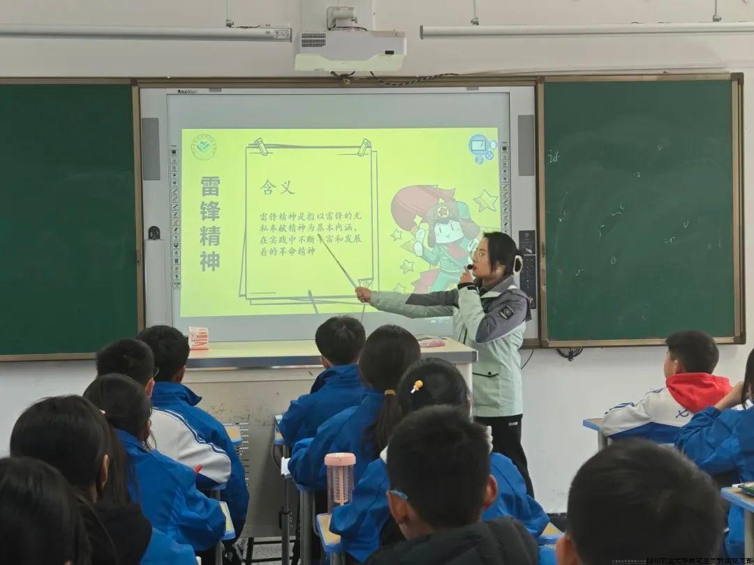 雅安石棉分团陈佩洁在石棉县七一中学开展“学雷锋”主题微课，向同学们讲解“雷锋精神”含义