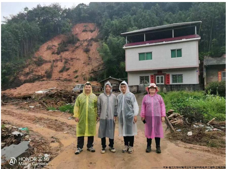 图2 联合工作组冒雨开展现场调查工作.jpg