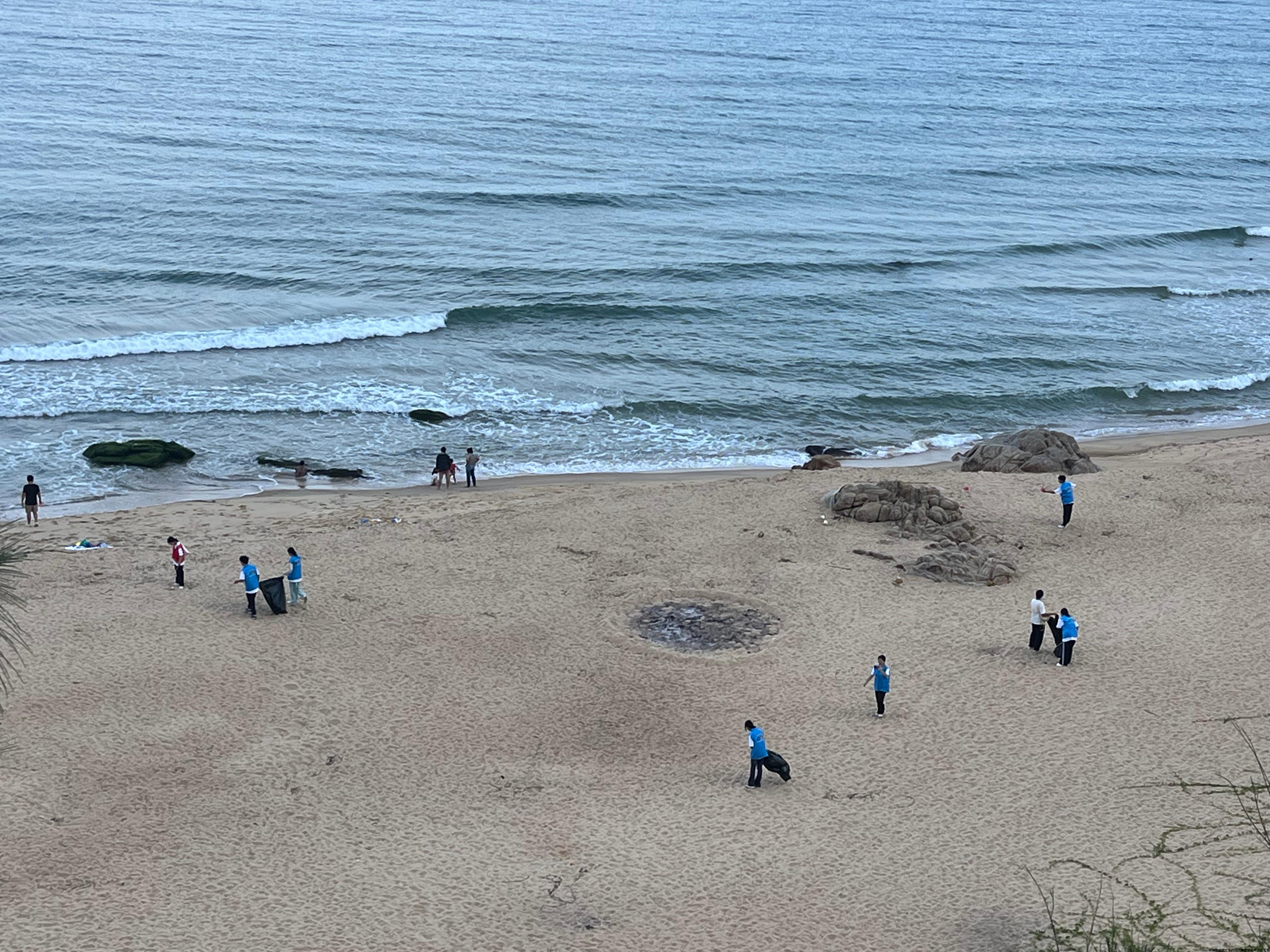 志愿者们在陵水富力湾海滩净滩.jpg 志愿者们在陵水富力湾海滩净滩.jpg