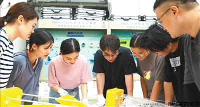 闽江学院学生在福建省新型功能性纺织纤维及材料重点实验室跟随指导教师做实验。.jpg